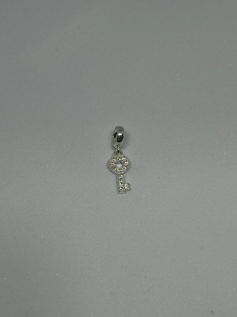 Berloque chave cravejado